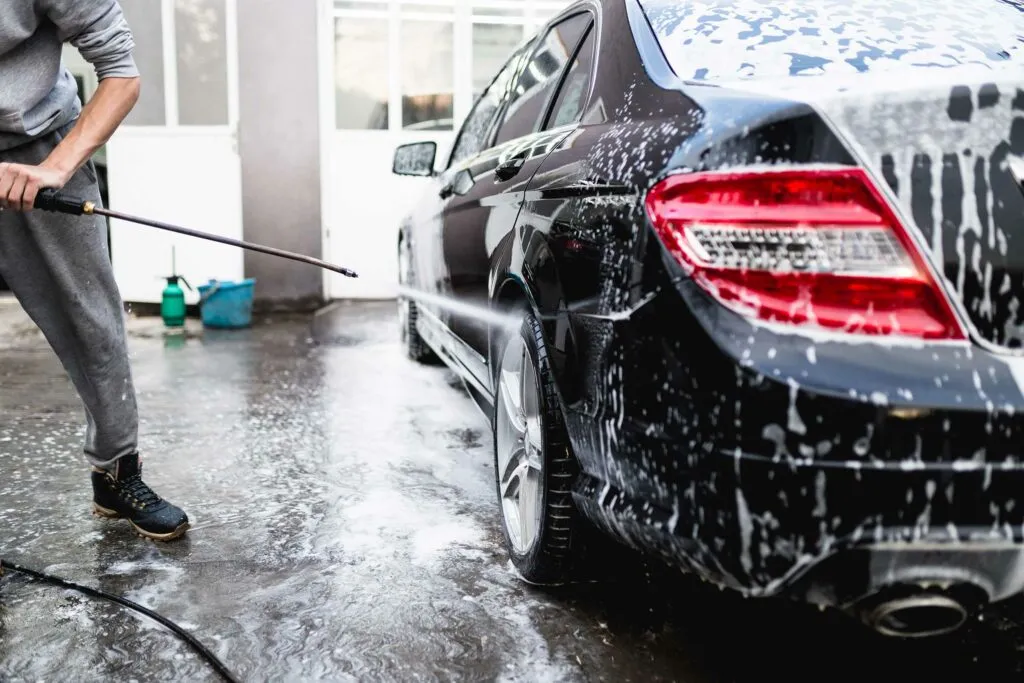Mengapa Cuci Mobil Biasa Tidak Cukup? Mengenal Perbedaan Car Wash dan Auto Detailing